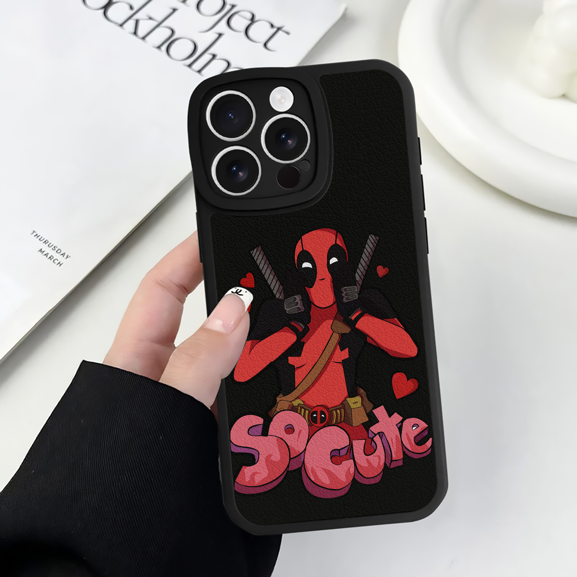 （画像用） Deadpool デッドプール 【iPhone 16シリーズ対応】シリコンスマホケース（レザー調） 材質：シリコン